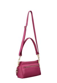Fuchsia læder crossover taske med en lang justerbar rem, lynlåslomme foran og hardware i guldtoner. Struktureret finish.