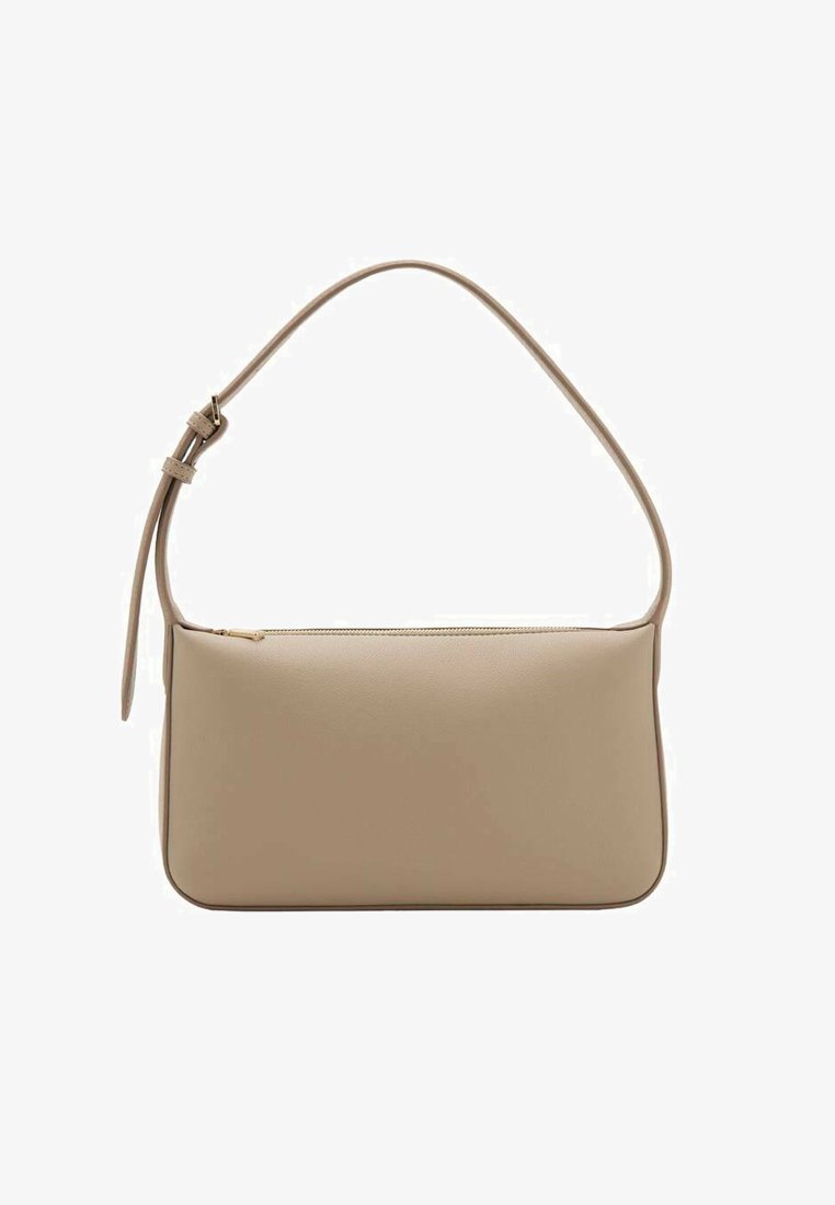 Sac à bandoulière en cuir beige avec une texture lisse, forme rectangulaire et sangle ajustable. Dispose d'une fermeture éclair le long du dessus.