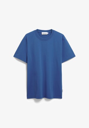 Kurzarm-T-Shirt mit Rundhalsausschnitt aus einfarbigem königsblauem Baumwollstoff mit glatter Textur und einem kleinen Etikett an der unteren Seitennäht.