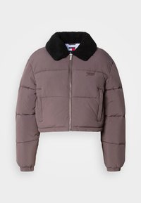 Krótkie puchowe kurtka w kolorze szarym z czarnym futrzanym kołnierzem. Posiada przedni zamek i pikowaną fakturę, z haftowanym logo na piersi.