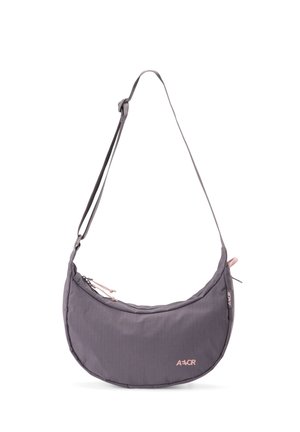 Graue schultertasche in sichelförmigem Design mit verstellbarem Riemen, vorderer Reißverschlusstasche und kleinem pinkfarbenen Logo auf der unteren rechten Seite.