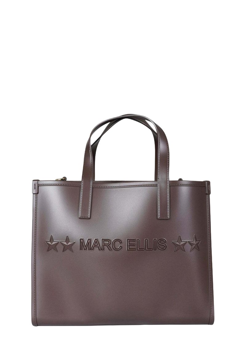 Bolso tote sintético marrón con el nombre "MARC ELLIS" en relieve y detalles de estrellas. Cuenta con dos asas resistentes y un acabado liso y brillante.
