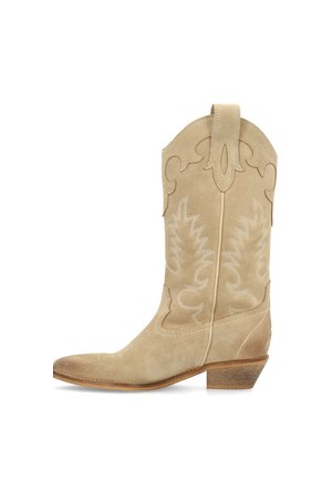 Beige suède cowboylaars met decoratieve stiksels, treklus bovenaan en lage schuin aflopende houten hak, zijaanzicht op witte achtergrond.