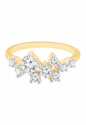 Anillo de oro con un diseño curvado que presenta nueve diamantes tallados en forma redonda de distintos tamaños, engastados con garras de plata.