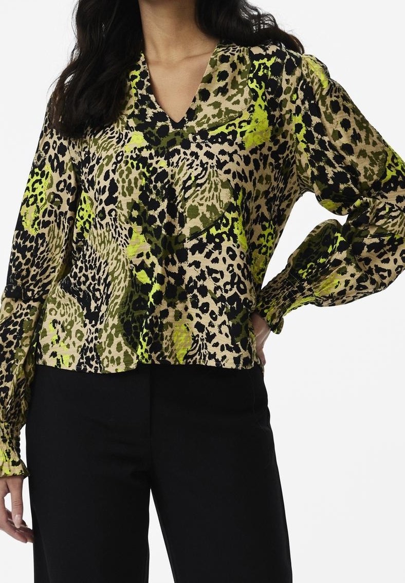 Blouse à motif léopard avec des accents verts et noirs vibrants, décolleté en V, manches retroussées et coupe décontractée, confectionnée dans un tissu léger.
