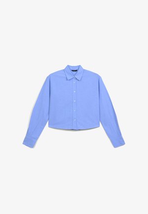 Himmelblaues, langärmeliges, gekürztes Hemd mit Kragen und vorderer Knopfleiste, flach auf einem weißen Hintergrund präsentiert.