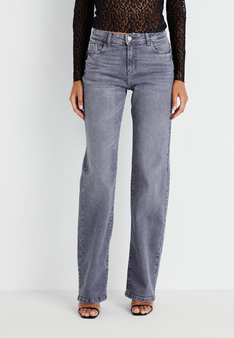 Grå högmidjade jeans med rak ben, tillverkade av denim. Funktioner klassisk femficksdesign och en knappstängning i midjan.