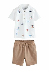 Weißes Polohemd mit farbenfroher, nautisch inspirierter Stickerei. Kombiniert mit beigen Shorts mit elastischem Bund und seitlichen Taschen.