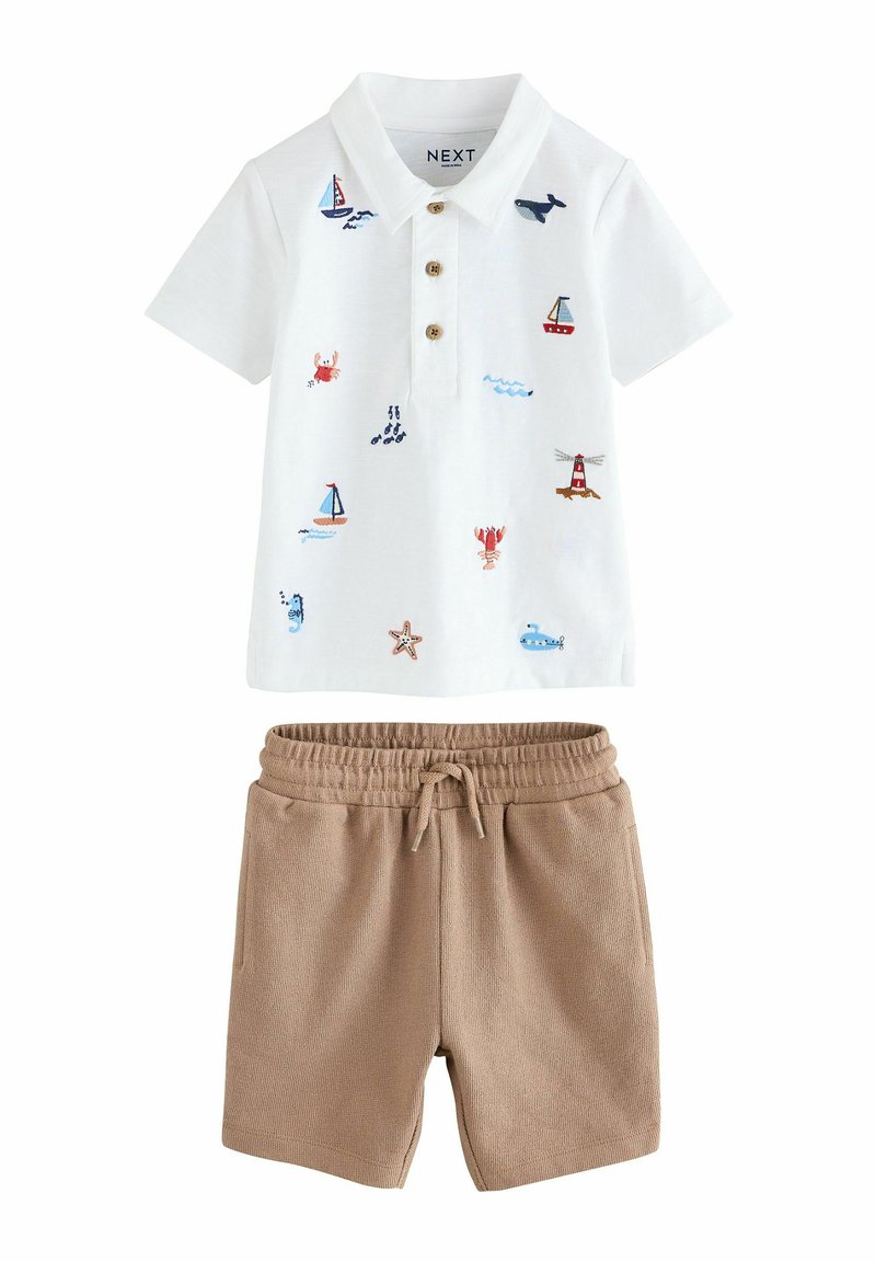 Weißes Polohemd mit farbenfroher, nautisch inspirierter Stickerei. Kombiniert mit beigen Shorts mit elastischem Bund und seitlichen Taschen.