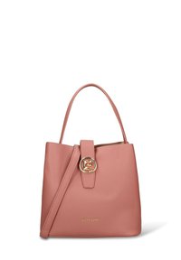 Borsa in pelle rosa texturizzata con un accento circolare dorato sulla chiusura, doppi manici e tracolla removibile.