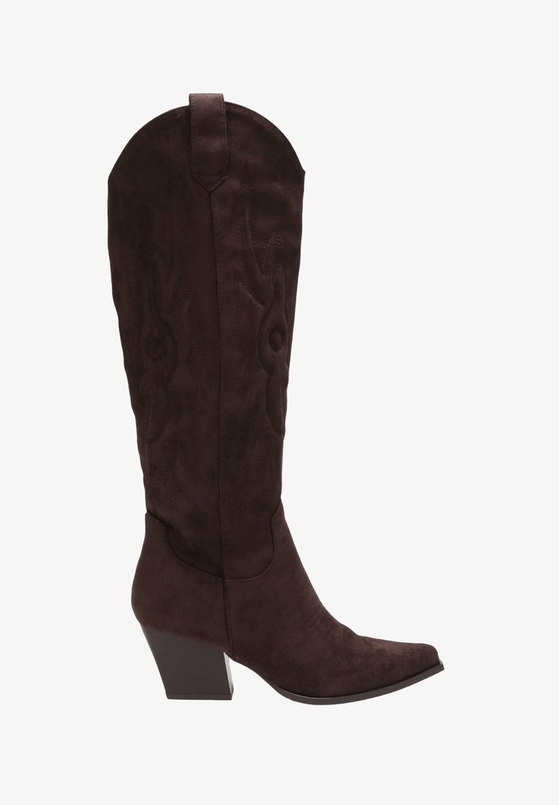 Botte de cowboy en daim marron avec un bout pointu, une tige haute ornée d'un motif embossé et un talon bloc pour la stabilité et le style.