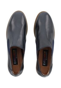 Chaussures en cuir à enfiler de couleur bleu foncé avec des panneaux latéraux élastiques, des semelles marron et une finition lisse. L'intérieur est doté d'une semelle intérieure de marque.