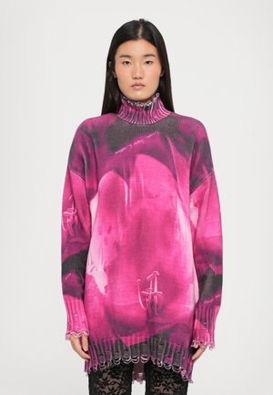 Overdrove roze trui met abstract bloemenpatroon, hoge ribbelkraag, lange mouwen en franjes aan de onderkant, gemaakt van zachte gebreide stof.