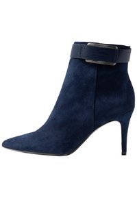 Marineblauwe suède enkellaars met een spitse neus en een gestructureerde zwarte band rond de enkel, voorzien van een elegante stilettohak.
