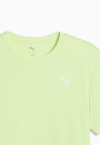 Ανοιχτοπράσινο αθλητικό κοντομάνικο μπλουζάκι με στρογγυλή λαιμόκοψη και λευκό λογότυπο Puma στο αριστερό στήθος.