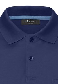 Mörkblå polo t-shirt med ribbad krage, fyra knappar framtill och en liten ficka. Logotags inuti kragen. Slät tygstruktur.