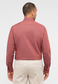 Eterna PERFORMANCE SHIRT - MODERN FIT - Businesshemd - raspberry