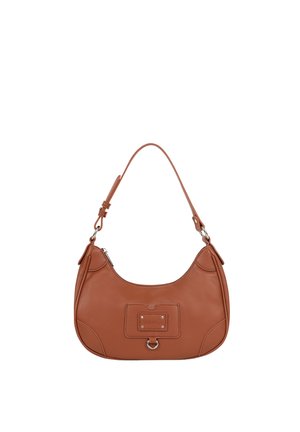 Sac à bandoulière en cuir marron avec sangle réglable, forme incurvée, poche plaquée avant avec anneau métallique et fermeture éclair sur le dessus.