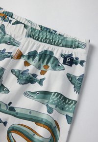Schwimmshorts mit einem weißen Hintergrund, der mit verschiedenen Fischillustrationen in Teal, Orange und Blau verziert ist. Elastischer Bund und Etikett sichtbar.