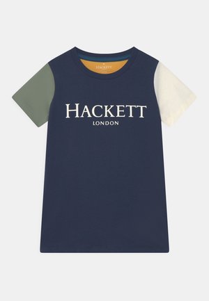 Navyblå kortærmet skjorte med grøn venstre ærme, hvid højre ærme og "Hackett London" trykt i hvid foran.