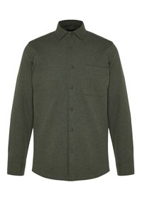 Chemise vert foncé à manches longues, boutonnée, avec un col pointu et une poche poitrine à gauche.