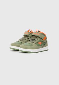 Barnas høyde sneakers i grønn med oransje detaljer, mesh-paneler, borrelås, snøring og en kenguru-logo på siden.