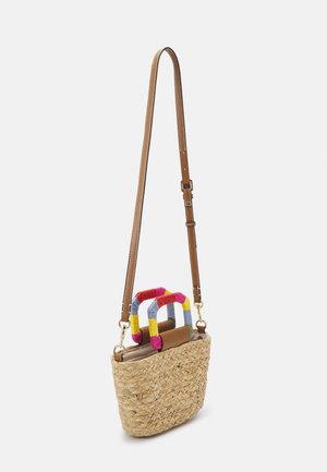 Mała pleciona torba ze słomy z regulowanym na ramię paskiem w kolorze beżowym oraz kolorowymi owiniętymi kwadratowymi uchwytami w kolorach czerwonym, żółtym, różowym i niebieskim.
