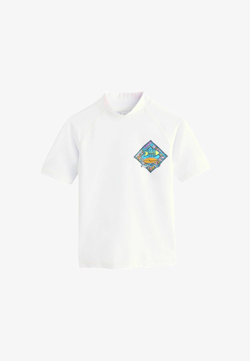 Witte shirt met korte mouwen met een kleine kleurrijke afbeelding van een vis en een onderwaterscene op de linkerborst.
