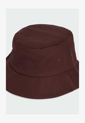 Sombrero de cubo marrón con una parte superior plana, ala ancha y detalles cosidos. Hecho de un tejido resistente con orificios de ventilación a los lados.