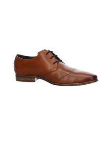 Chaussure Oxford en cuir marron pour homme avec lacets noirs et petit talon empilé, vue de côté sur fond blanc.