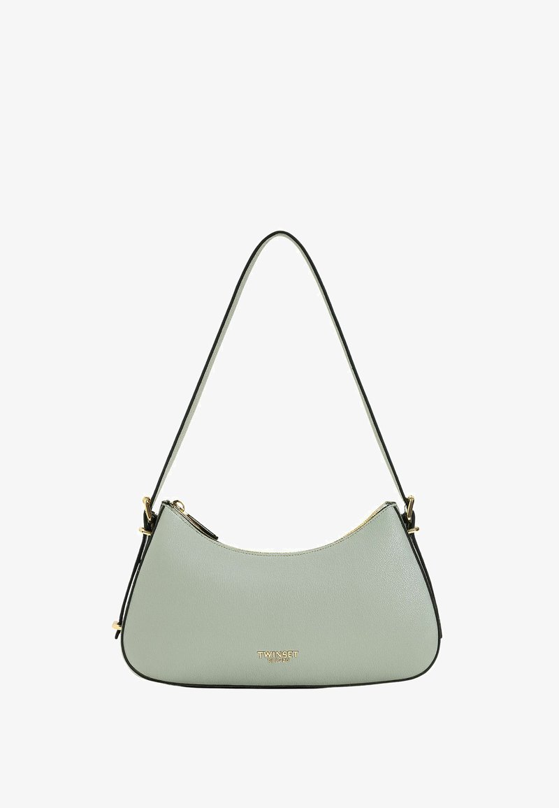 Borsa in pelle verde con design curvo, rifiniture nere a contrasto, hardware dorato e chiusura con zip. Presenta il nome del marchio impresso sul davanti.