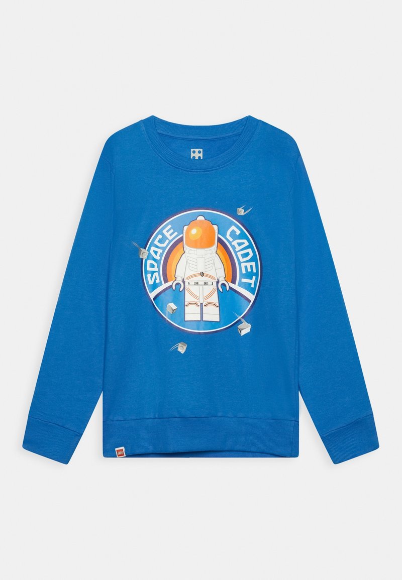 Sweat-shirt bleu à manches longues avec un graphique circulaire représentant une figure de l'espace avec un casque orange, le texte "SPACE CADET" et des accents gris.
