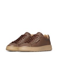Sneaker in pelle marrone con finitura liscia, dotate di suola in gomma beige, punta rotonda e lacci marroni, dettaglio del logo laterale.