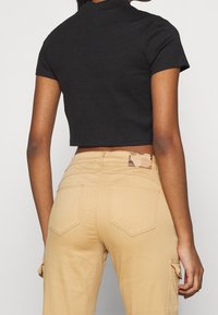 Monki Jednoduché tričko - black