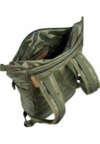 Borsa in nylon verde oliva con fodera camo, chiusura con zip, doppi manici superiori e spallacci regolabili, dotata di una tasca anteriore con zip.