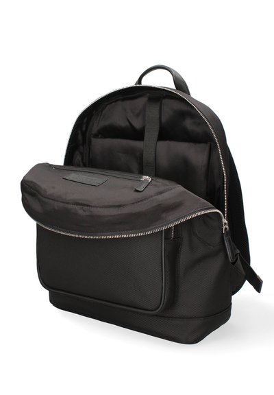 Sac à dos noir au design structuré, doté d'un compartiment principal zippé, d'une poche frontale et d'un matériau textile durable.