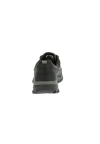 Scarpa sportiva nera con superiore in tessuto texture, suola imbottita e battistrada in gomma per una migliore aderenza. Caratterizzata da un colletto imbottito e da sottili accenti grigi.