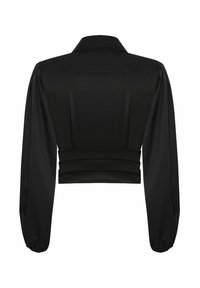 Schwarze, kurze Jacke mit Kragen, langen Puffärmeln und plissiertem Detail in der Taille. Glattes, leichtes Material mit matter Oberfläche.