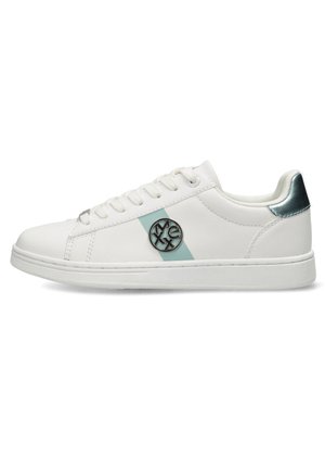 Weiße Sneakers mit einer glatten Lederoberfläche, die einen hellblauen Streifen und einen silbernen Akzent an der Ferse haben. Runde Zehenform und Schnürdesign.