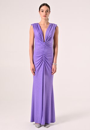 Langes Lavendelkleid mit tiefem V-Ausschnitt, gerafftem Vorderteil und glatter Textur. Verfügt über einen subtilen Schimmer und eine taillierte Silhouette, die an den Knöcheln endet.