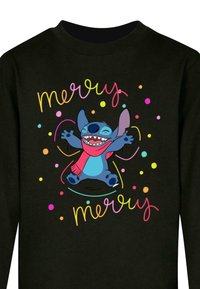 Zwarte sweatshirt met een kleurrafisch van een blauwe figuur met een rode sjaal, omringd door kleurrijke stippen en de tekst "merry merry."