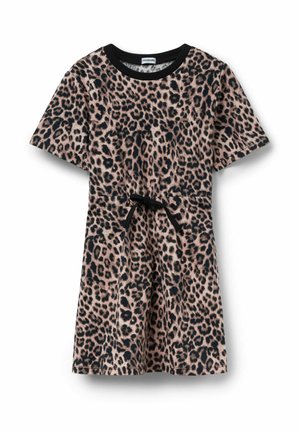 Kurzärmeliges Kleid mit Leopardenmuster, schwarzem Rundhalsausschnitt und schwarzem Taillengürtel auf weißem Hintergrund.