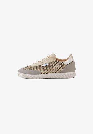 Sneaker beige a taglio basso con motivo intrecciato marrone chiaro, lacci bianchi, punta e tallone in suede grigio, e suola in gomma bianca a texture.