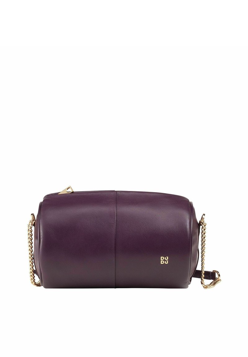 Bolso cilíndrico de cuero púrpura con cadena en tono dorado. Presenta una textura suave y un detalle de logo grabado. Cierre con cremallera en la parte superior.