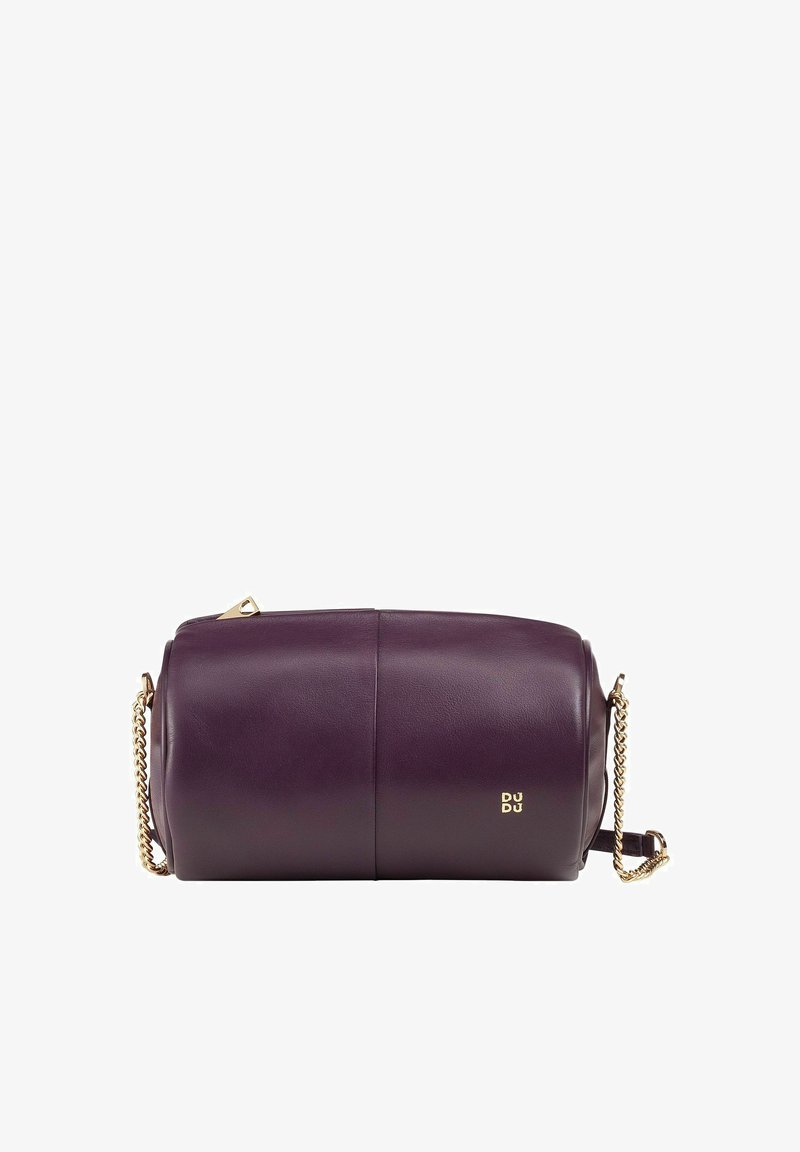 Borsa cilindrica in pelle viola con tracolla a catena color oro. Presenta una texture liscia e un dettaglio con logo stampato. Chiusura con zip nella parte superiore.
