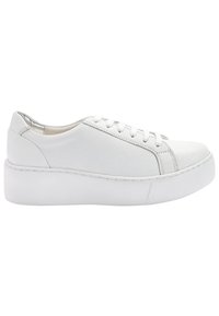 Baskets en cuir blanc avec un design basse, semelle plateforme épaisse, bout arrondi et fermeture à lacets à cinq œillets. Texture lisse et détails minimalistes.