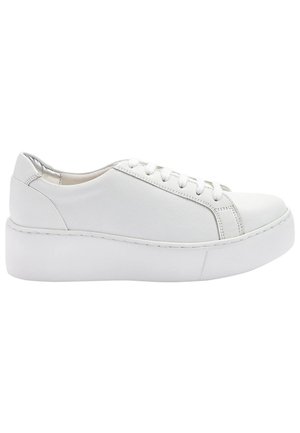 Baskets en cuir blanc avec un design basse, semelle plateforme épaisse, bout arrondi et fermeture à lacets à cinq œillets. Texture lisse et détails minimalistes.