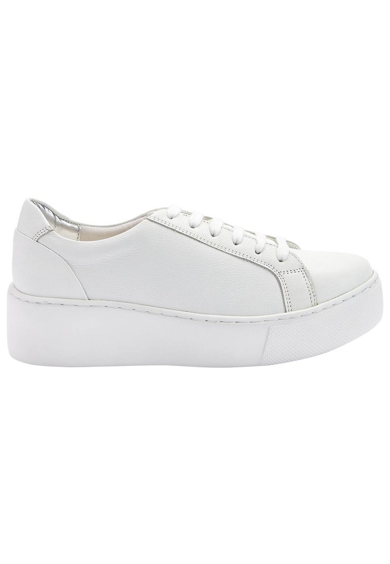 Baskets en cuir blanc avec un design basse, semelle plateforme épaisse, bout arrondi et fermeture à lacets à cinq œillets. Texture lisse et détails minimalistes.