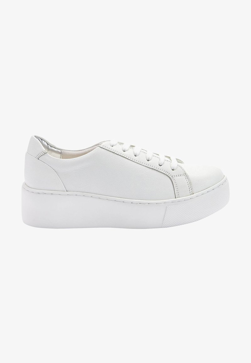 Witte leren sneaker met een laag ontwerp, dikke platformzool, ronde neus en veter sluiting met vijf oogjes. Gladde textuur en minimale details.