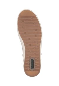 Zapatilla blanca con una suela de goma texturizada, que cuenta con ranuras horizontales y una etiqueta de logo negra. Diseño de parte superior lisa con punta redondeada.